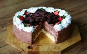 Čarobna čokoladna torta sa sočnim voćem za vaskršnje praznike (RECEPT)