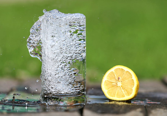 Topla voda sa limunom učiniće čuda za vaš organizam!