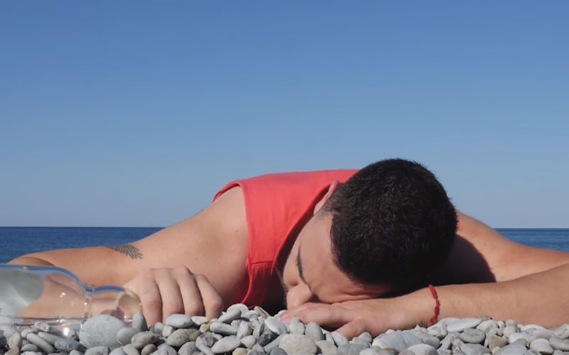 Pinkova zvezda zaspao pijan na plaži! VIDEO