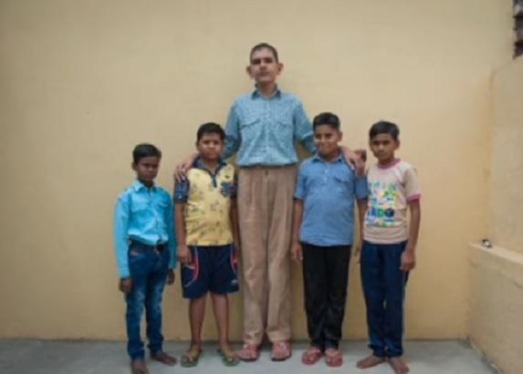 Ovaj dečak ima samo osam godina i visok je dva metra! VIDEO