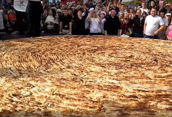 TAKO TO RADE BOSANCI: U Tuzli napravljen burek težak 650 kilograma! VIDEO