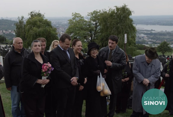 Da umreš od smeha: Snimali scenu na groblju pa napravili pravu komediju! VIDEO