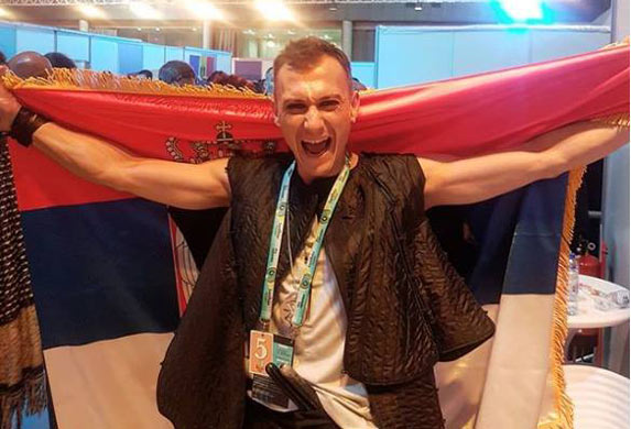 Evrovizija 2018: Ko je čovek sa srpskom zastavom?!