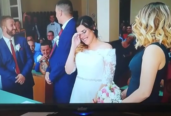 Mladoženja nasmejao sve na venčanju! Urnebesni snimak! (VIDEO)