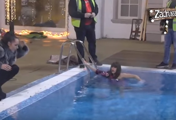 Zadruga 2: Miljana psovala i vređala Zolu, a onda skočila u bazen! (VIDEO)