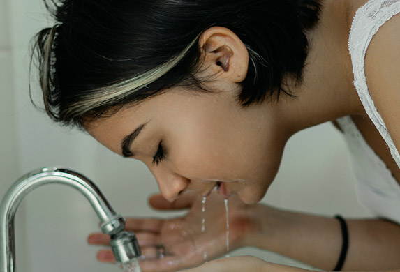 Micelarna voda: Dermatolog otkriva greške koje žene prave pri upotrebi! 