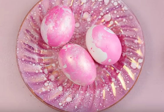 Farbanje jaja: Metalik boja uz pomoć maslinovog ulja i alkohola! (VIDEO)