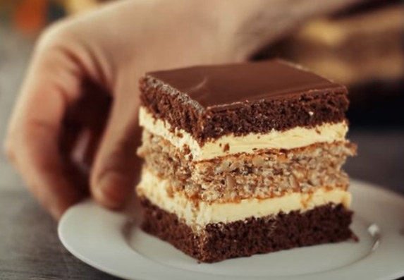 Domaći čokoladni kolač koji će svakoga oduševiti! (VIDEO RECEPT)