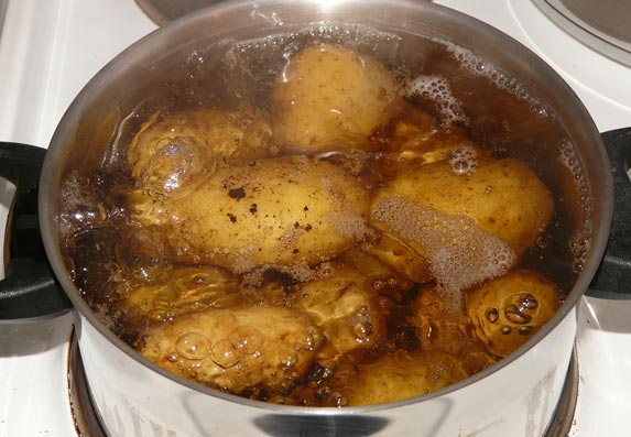 Ne bacajte je! Voda od krompira može se koristiti na više načina!