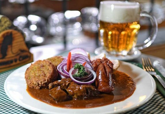 Mađarski gulaš: Jedno od napopularnijih jela s mesom na svetu! (RECEPT)