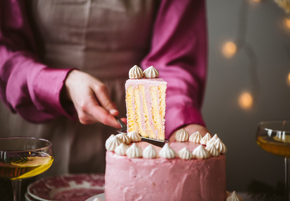 Obrnuta roze torta sa malinama! Savršenstvo! (RECEPT)