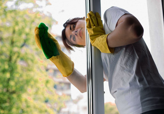 Vreme je za jesenje čišćenje prozora! Ovaj sastojka uklanja uporne fleke!
