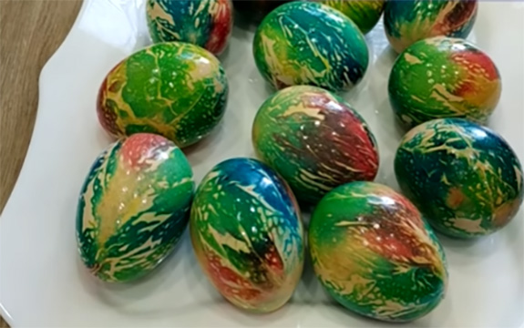 Farbanje uskršnjih jaja pomoću starog ruskog trika: Potrebno je samo dve boje ..
