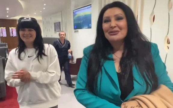 Dragana Mirković i Teya Dora se srele na aerodromu: Šta su poručile jedna drugoj? (VIDEO)