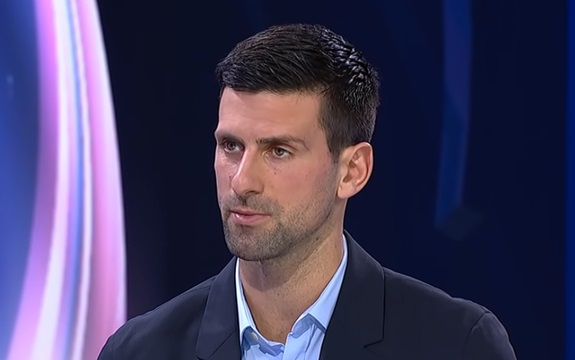 Novak Đoković sa kacigom na glavi prišao navijačima: Danas sam došao spreman (VIDEO)