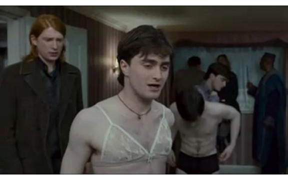 Hari Poter je feminiziran i nosi brushalter!