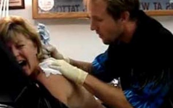 Pogledajte najlošiju mušteriju u istoriji tetoviranja (Video)