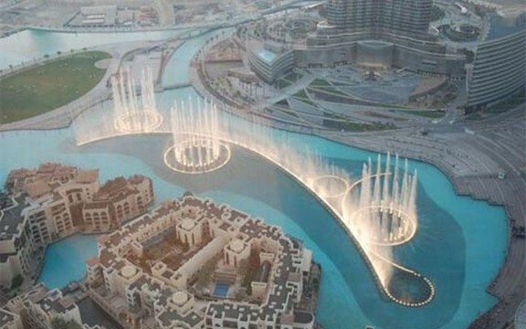 Fontane u Dubaiju igraju uz Vitni Hjuston (Video)