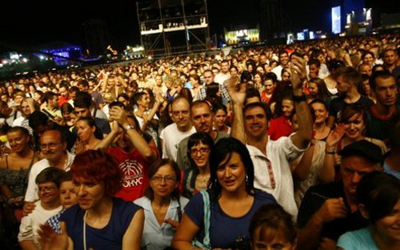 Beer Fest Beograd 2013 u znaku romantike: Zaprosio devojku preko video bima!