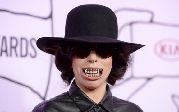Premijera: Lejdi Gaga bizarnom fotografijom predstavila novi singl - Dope! (Foto+Video)