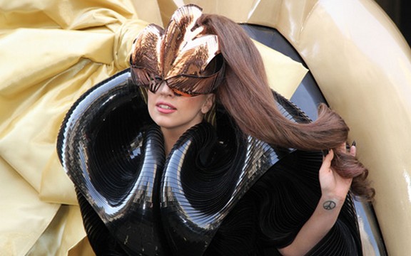 Lejdi Gaga nadmašila samu sebe! Pevaće u svemiru 2015. godine! (Foto)