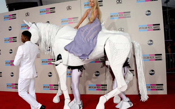 Lejdi Gaga na dodelu američkih muzičkih nagrada došla na konju, a onda simulirala seks na bini! (Foto+Video)
