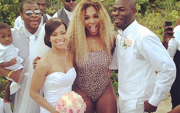 Serena Vilijams upala na svadbu u kupaćem kostimu i oduševila mladence! (Foto)