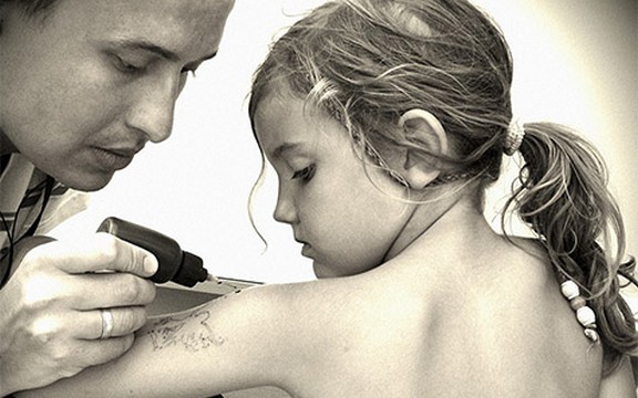 Ivana Stamenković Sindi uživa sa ćerkom u Grčkoj, mala Petra dobila i tetovažu! (Foto)