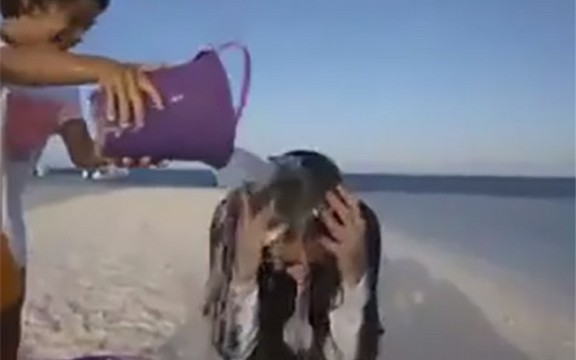 Ledeni izazov: I zgodna Adrijana Lima se polila vodom! (Video)