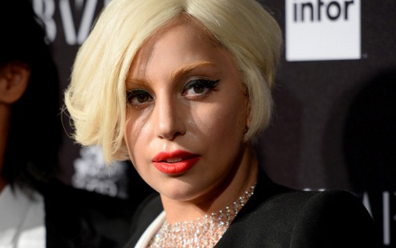 Lejdi Gaga prekinula nastup i vikala na prisutne bagataše! (Video)