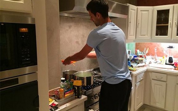 Idealan muž: Ovako Novak Đoković izgleda u kuhinji! (Foto)
