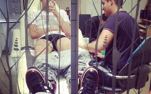 Veljko Ražnatović umesto na fakultet otišao da se tetovira (Foto)