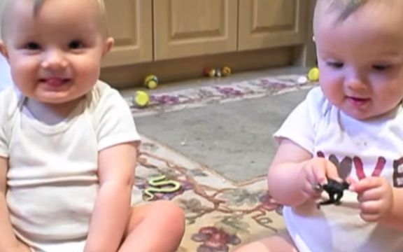 Neodoljivo: Ovako blizanci imitiraju tatu! VIDEO