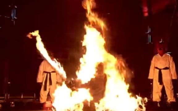Opšta panika u publici na dodeli MTV nagrada: Slavni pevač u plamenu na bini! VIDEO