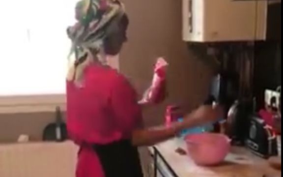 Sa zadovoljstvom obavlja kućne poslove: Ovo je razigrana domaćica koja je oduševila svet! VIDEO