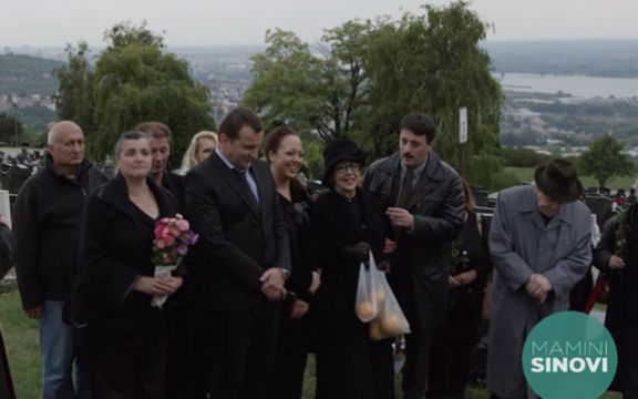 Da umreš od smeha: Snimali scenu na groblju pa napravili pravu komediju! VIDEO
