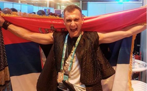 Evrovizija 2018: Ko je čovek sa srpskom zastavom?!