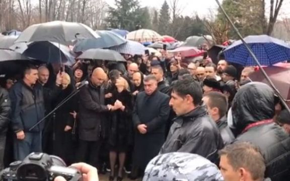  Šaban Šaulić ispraćen uz svoju pesmu! Goca grcala u suzama! (VIDEO)
