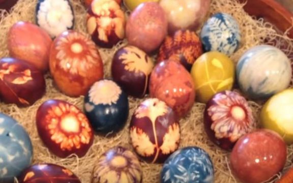 Stari recept naših baka za farbanje jaja! (VIDEO)