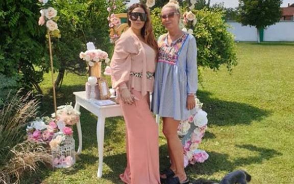 Pevačica Ana Nikolić proslavila drugi rođendan ćerke Tare!