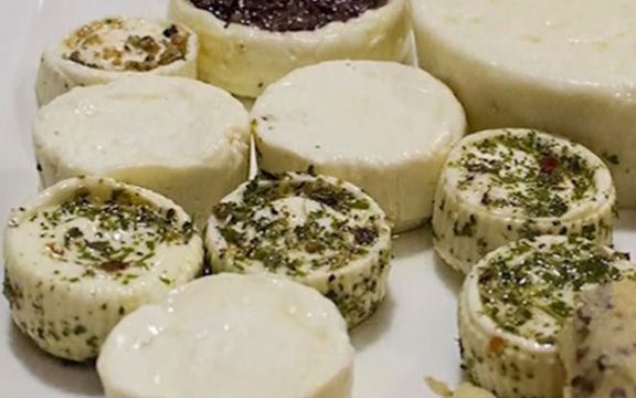 Domaći sir sa tucanom ljutom paprikom i začinima! (RECEPT)