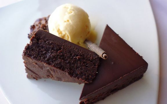 Savršena čokoladna glazura za tortu! Čvrsta, glatka, ne lepi se za nož! (RECEPT)