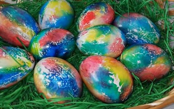 Jednostavno, a fascinantno! Farbanje jaja vatom! (VIDEO)