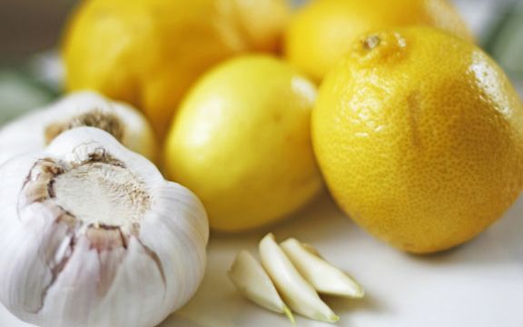 Spasite srce i smanjite pritisak: Limun i beli luk!