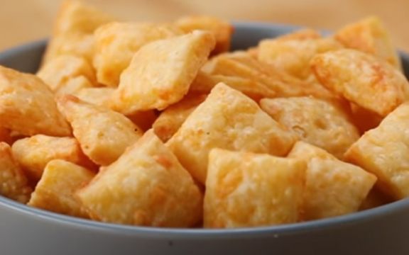 Domaći krekeri od sira! Recept za ukusnu grickalicu! (VIDEO)