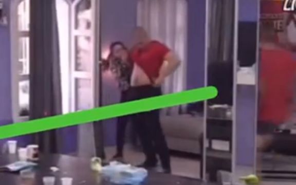 Petrući razbio flašu i počeo da se seče po stomaku! (VIDEO)