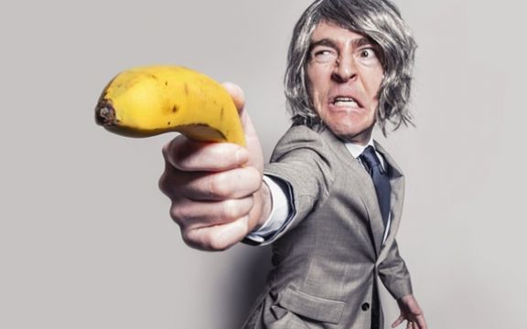 Čovek u napadu hormonskog besa progutao bananu! 