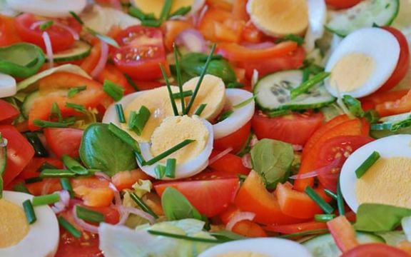 Krastavac, paradajz, sir, savršena salata! Da li je baš tako?!