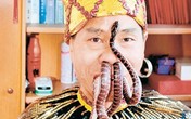 Kinez živim zmijama čisti nos