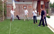 Pirs Brosnan igra golf sa srpskim biznismenima (Foto)